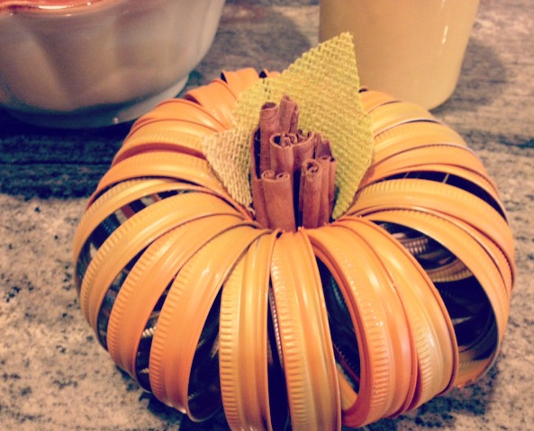 Mason jar lid Halloween crafts: canning lid pumpkin | TheMombot.com