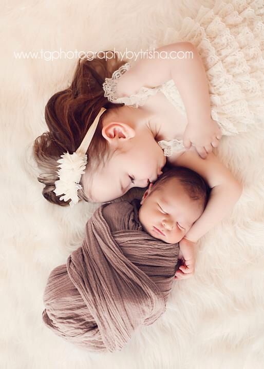 Newborn & sibling photography inspiration | TheMombot.com